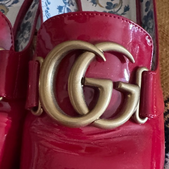 Gucci Red Patent Leather Flats with Gold Logo - Picture 7 of 11